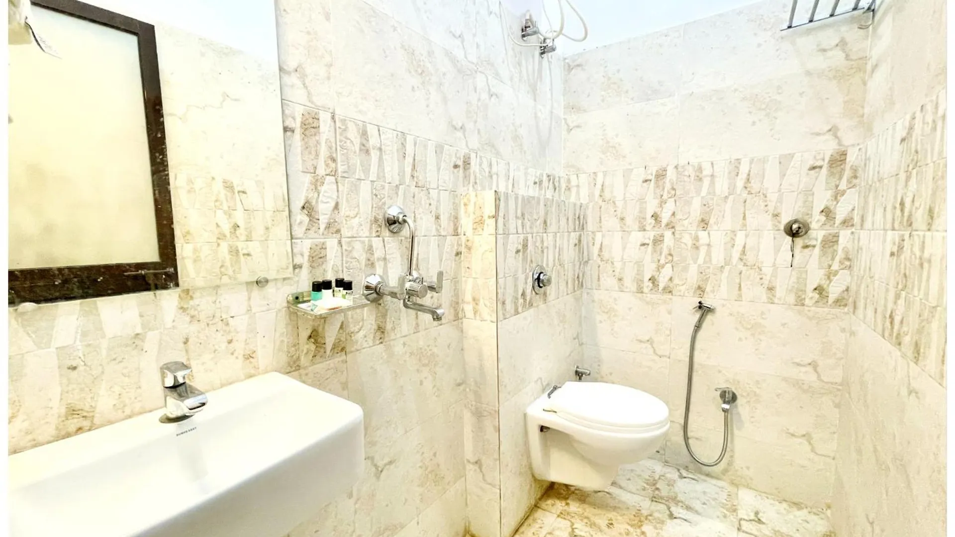 ****  Vns - Hotel Pream Premium Ps - R - Warm Hospitality & Comfortable Room In Varanasi - Near Kashi Vishwanath Temple - Best Hotel In Βαρανάσι Ινδία