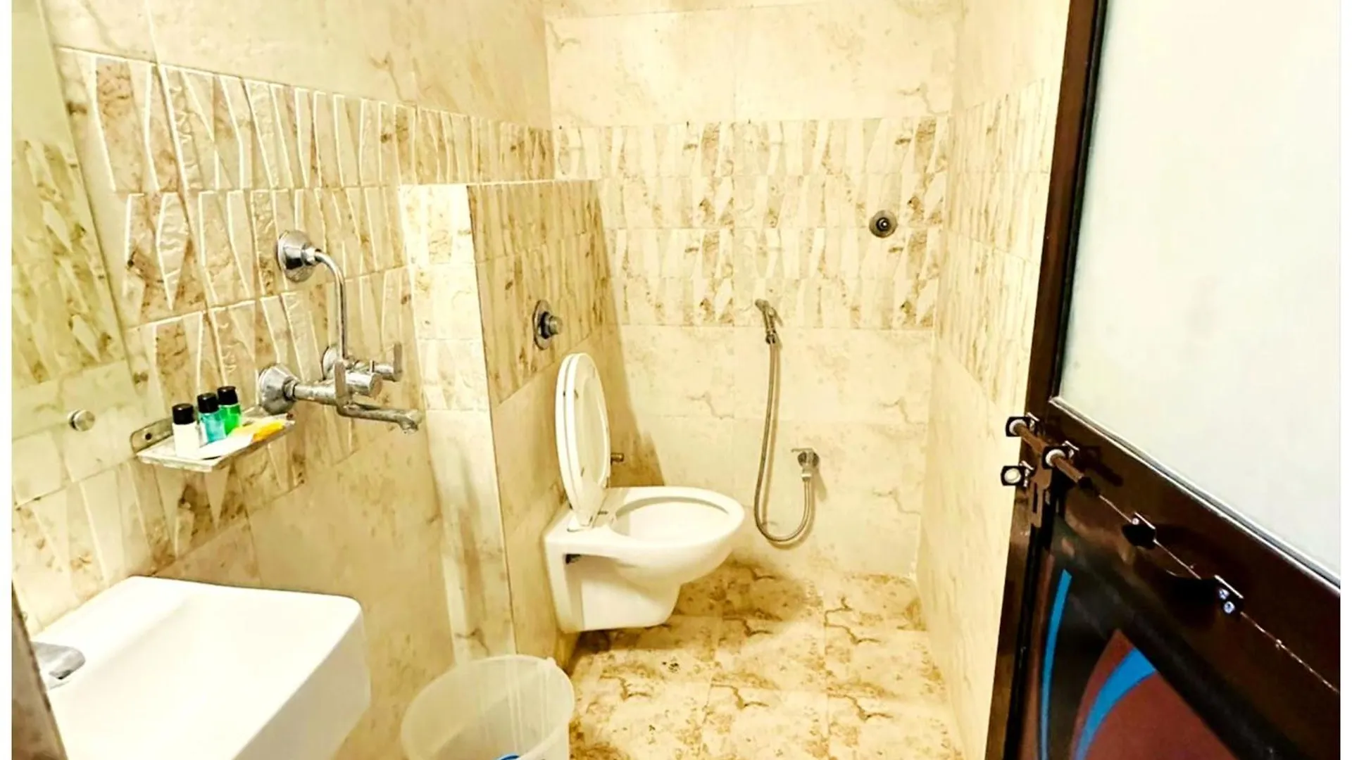Vns - Hotel Pream Premium Ps - R - Warm Hospitality & Comfortable Room In Varanasi - Near Kashi Vishwanath Temple - Best Hotel In Βαρανάσι 4*,