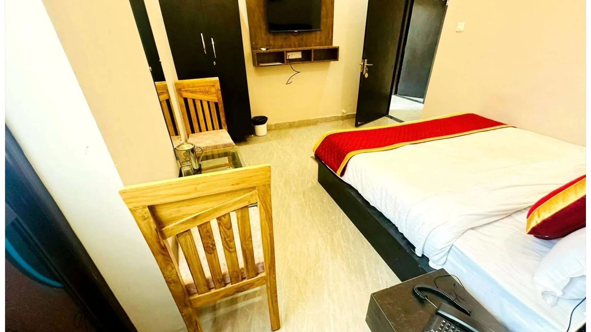Vns - Hotel Pream Premium Ps - R - Warm Hospitality & Comfortable Room In Varanasi - Near Kashi Vishwanath Temple - Best Hotel In Βαρανάσι
