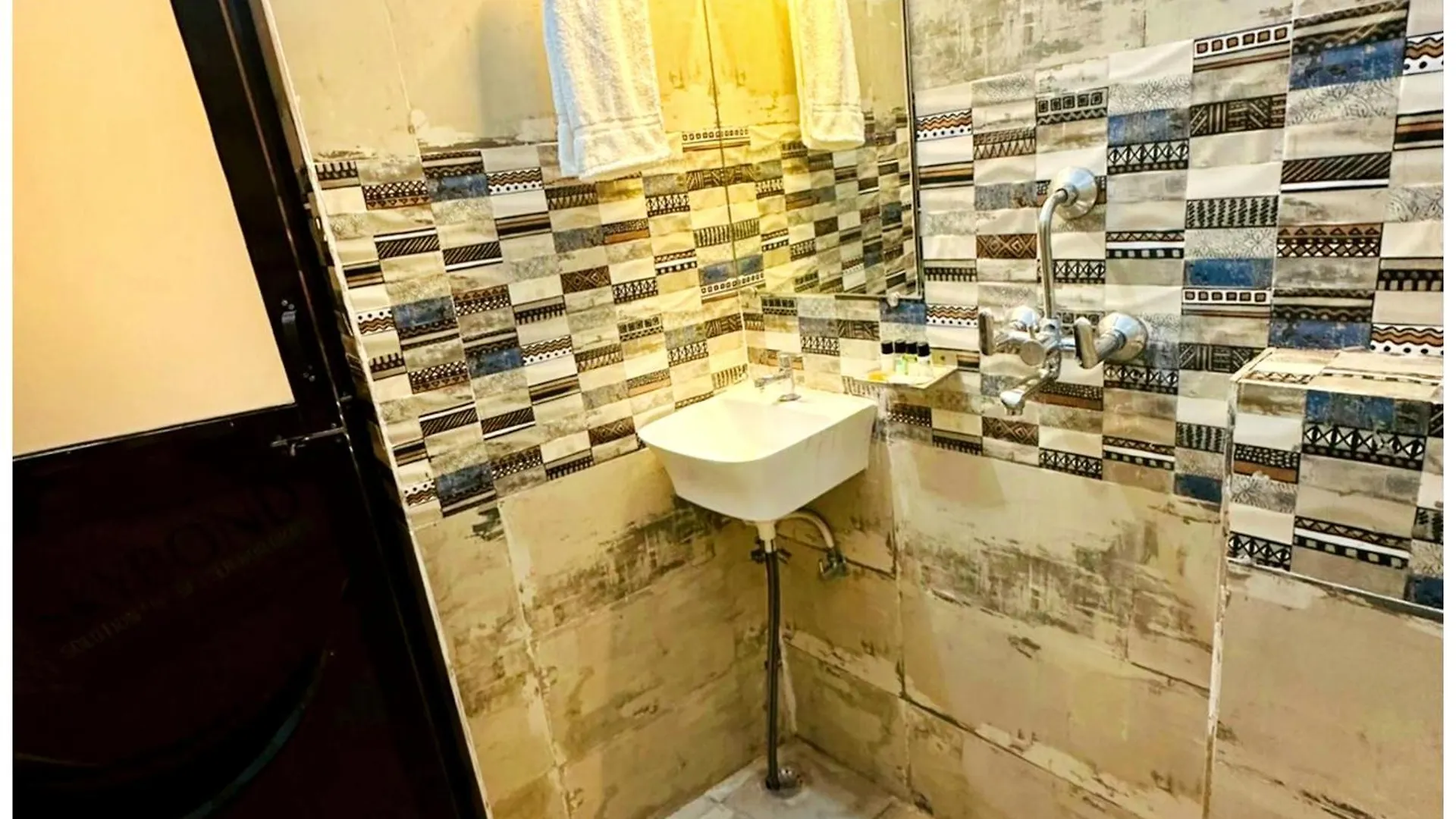 Vns - Hotel Pream Premium Ps - R - Warm Hospitality & Comfortable Room In Varanasi - Near Kashi Vishwanath Temple - Best Hotel In Βαρανάσι Ινδία
