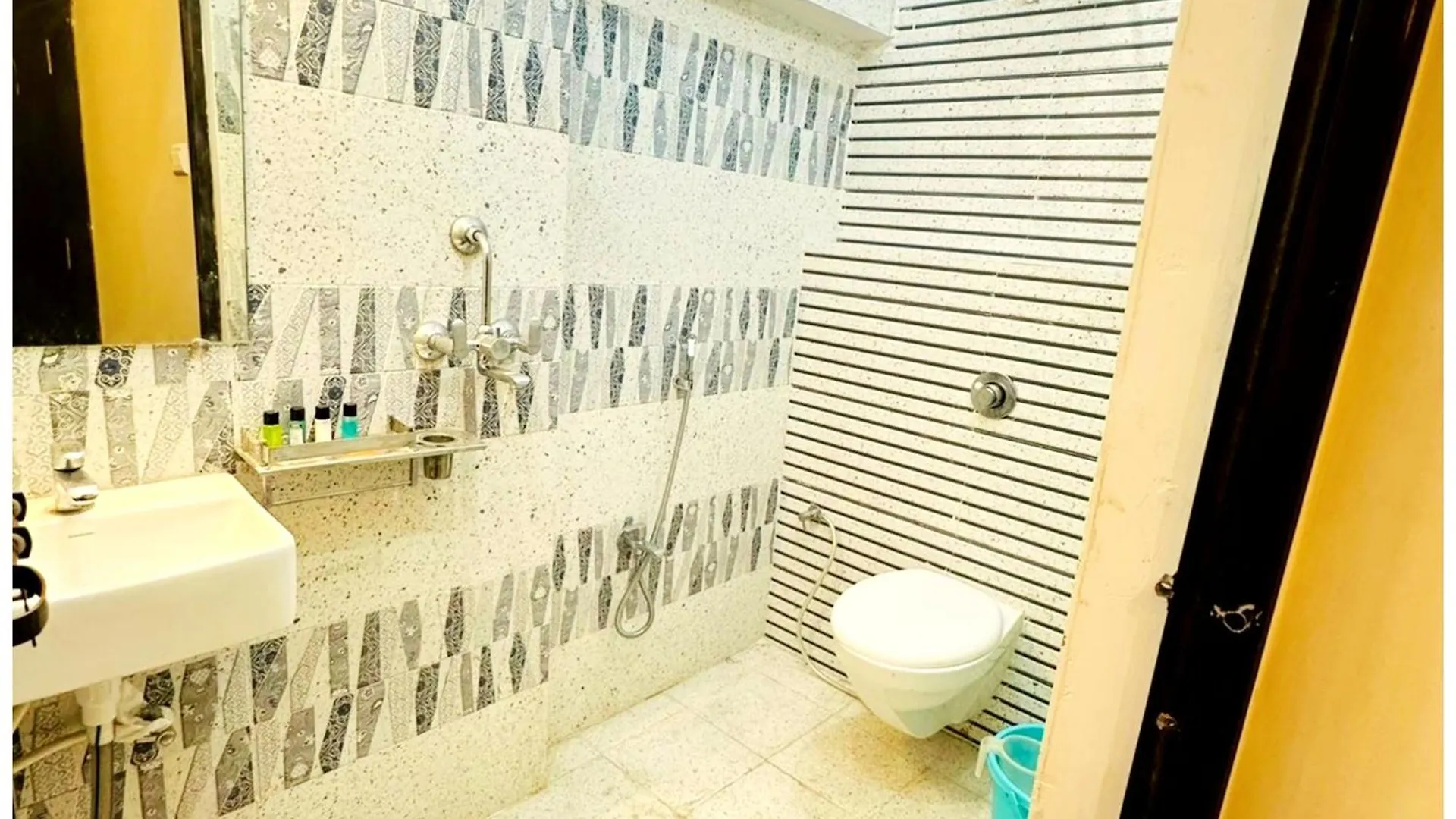 Vns - Hotel Pream Premium Ps - R - Warm Hospitality & Comfortable Room In Varanasi - Near Kashi Vishwanath Temple - Best Hotel In Βαρανάσι